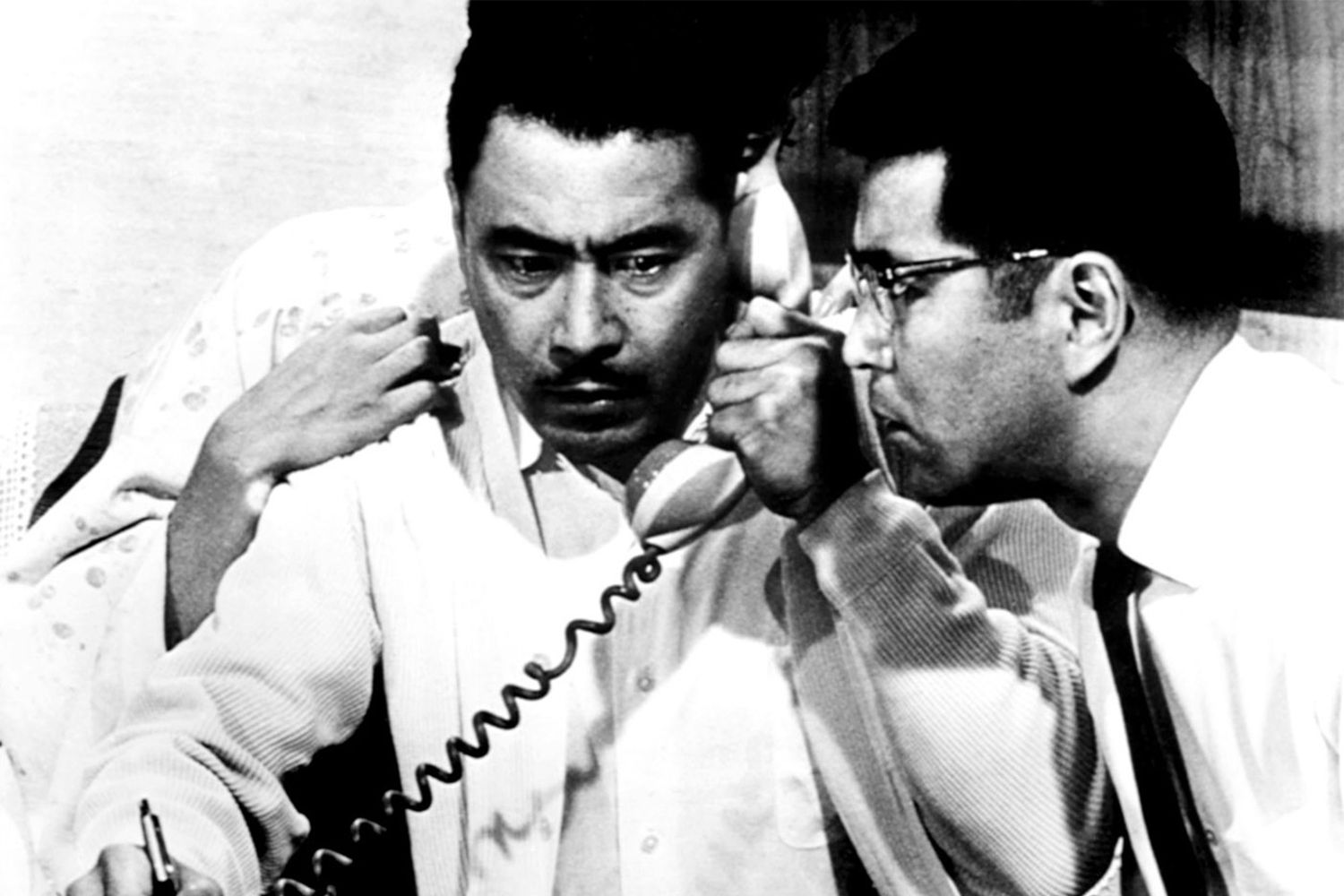 HIGH AND LOW, (aka TENGOKU TO JIGOKU), Toshiro Mifune, Kyoko Kagawa (behind Mifune), Tatsuya Mihashi, 1963