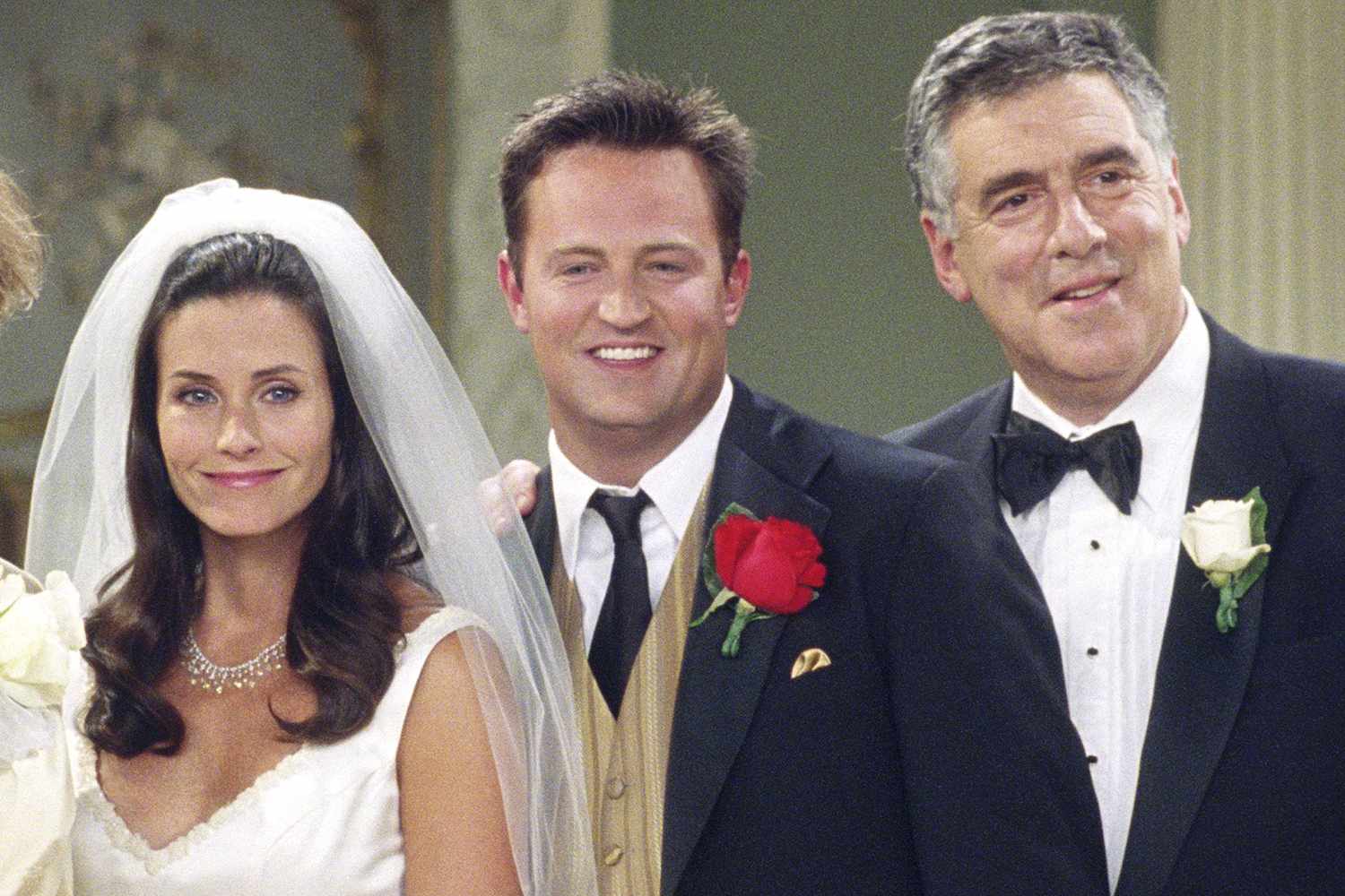 Matthew Perry, Courteney Cox, and Elliott Gould on 'Friends'