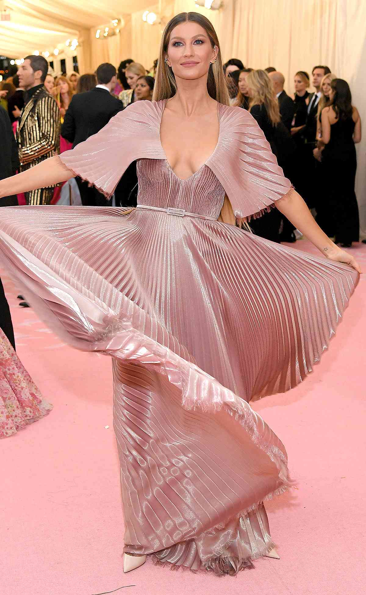 NEW YORK, NEW YORK - MAY 06: Gisele B&uuml;ndchen attends The 2019 Met Gala Celebrating Camp: Notes on Fashion at Metropolitan Museum of Art on May 06, 2019 in New York City. (Photo by Neilson Barnard/Getty Images)