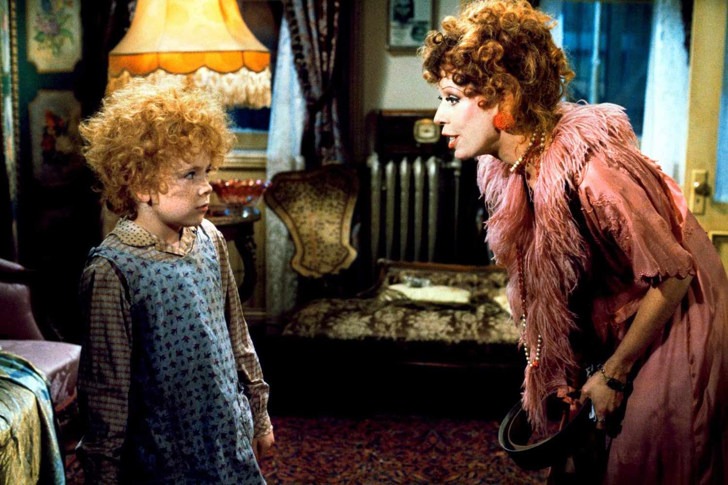 ANNIE, Aileen Quinn, Carol Burnett, 1982, (c) Columbia/courtesy Everett Collection