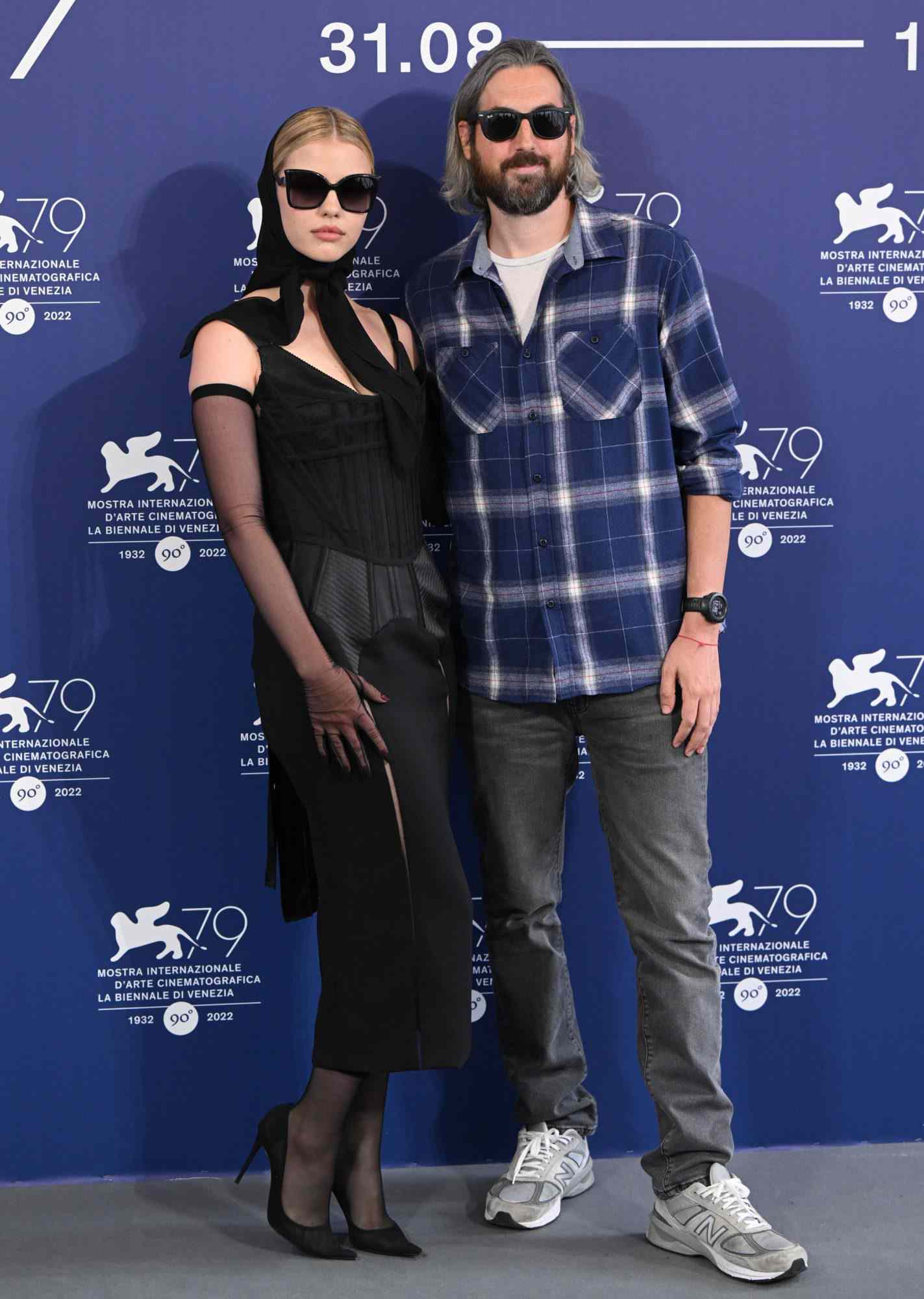 VENICE, ITALY - SEPTEMBER 03: Mia Goth and Director Ti West attend the photocall for "Pearl" at the 79th Venice International Film Festival on September 03, 2022 in Venice, Italy. (Photo by Stephane Cardinale - Corbis/Corbis via Getty Images)