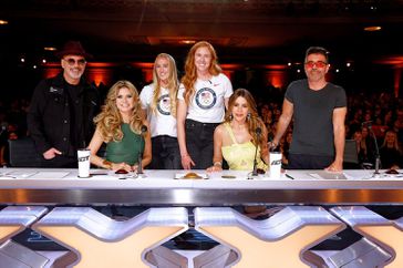 AMERICA'S GOT TALENT -- "Auditions 8" Episode 1908 -- Pictured: (l-r) Howie Mandel, Heidi Klum, Sara Hughes, Kelly Cheng, SofÃÂ­a Vergara, Simon Cowell -