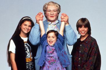 MRS. DOUBTFIRE, clockwise from top, Robin Williams, Matthew Lawrence, Mara Wilson, Lisa Jakub, 1993.