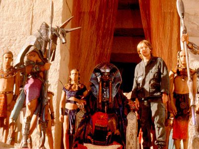 James Spader, Jaye Davidson, ... | An intergalactic portal transports a team of scientists to a distant world that looks like a futuristic ancient Egypt (the oxymoron actually makes sense in