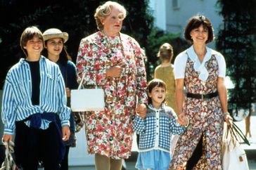 MRS. DOUBTFIRE, Matthew Lawrence, Lisa Jakub, Robin Williams, Mara Wilson, Sally Field, 1993