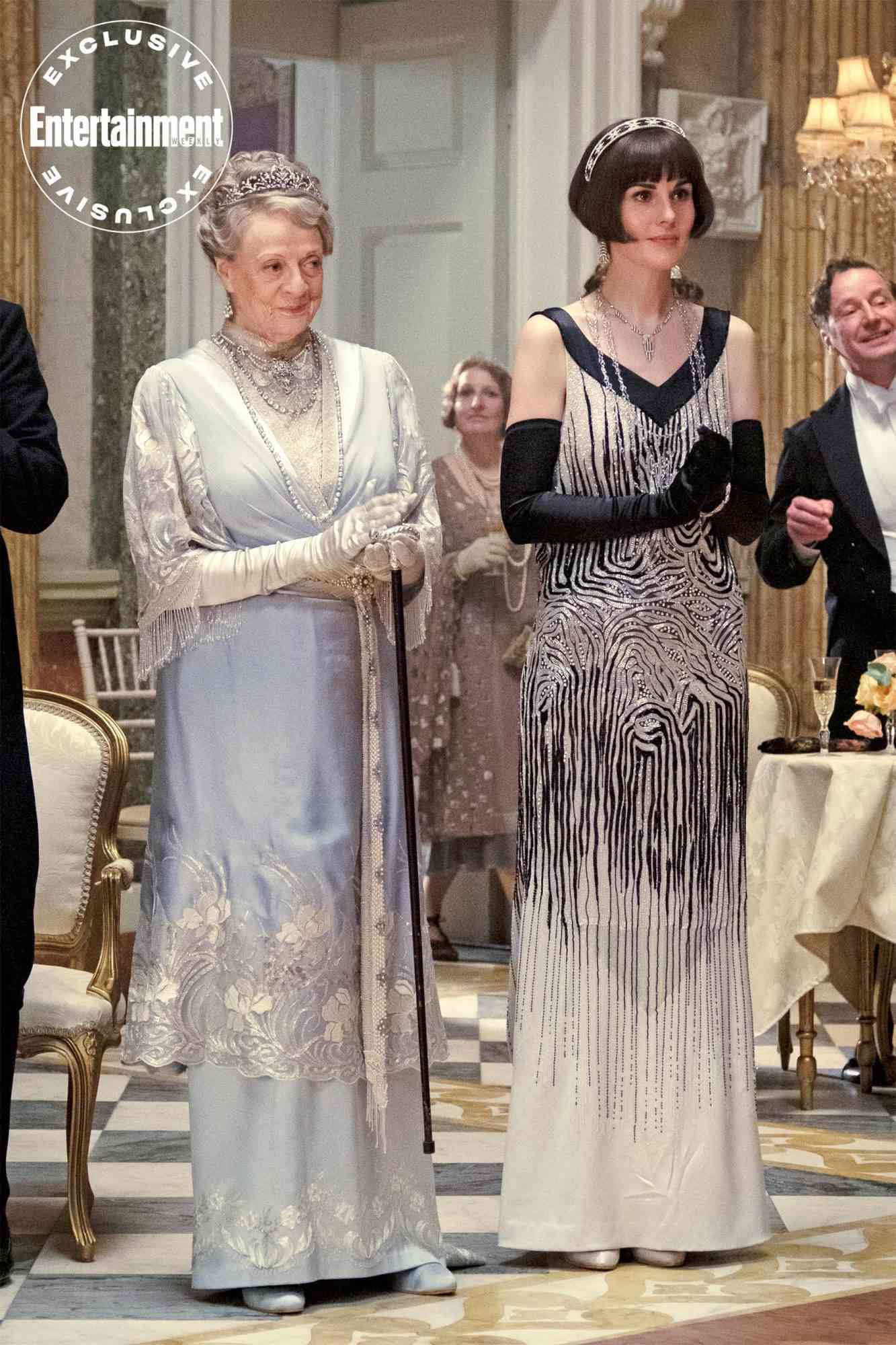 DOWNTON ABBEY Dame Maggie Smith as The Dowager Countess of Grantham and Michelle Dockery as Lady Mary Talbot CR: Jaap Buitendijk/Focus Features