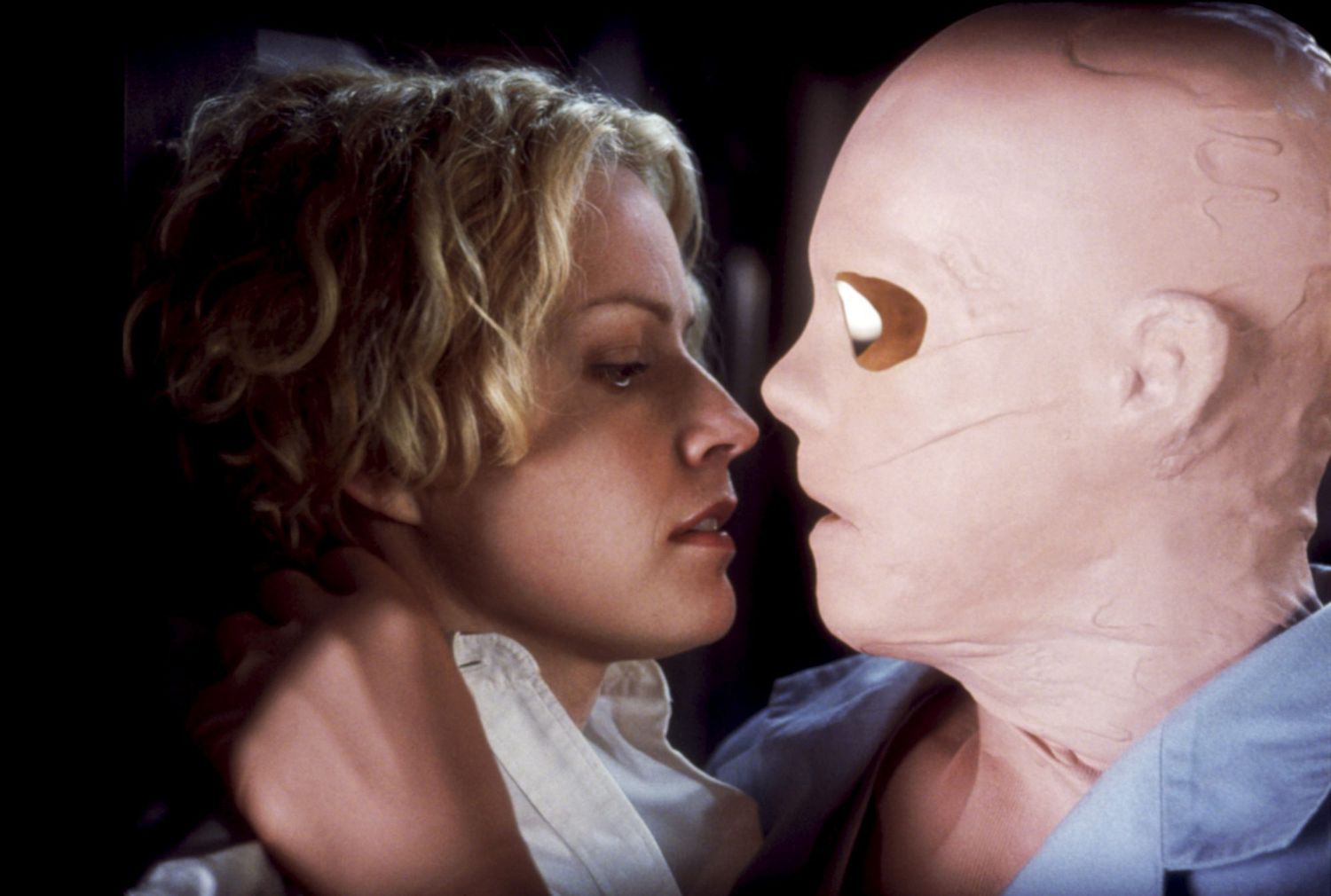 HOLLOW MAN, Elisabeth Shue, Kevin Bacon, 2000, confrontation with invisible man