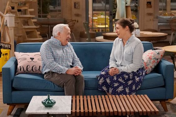 Mayim Bialik and Leslie Jordan on 'Call Me Kat'