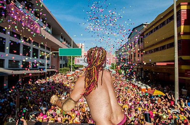 Glitter usado no Carnaval pode afetar organismos no oceano 