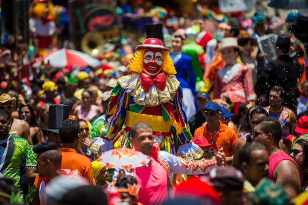 OLINDA, PB, BRASIL, 28.02.17 09h Carnaval de rua em Olinda arrasta folioes pelas ruas da cidade acompanhando o cortejo dos famosos Bonecos de Olinda (Foto: Marcus Leoni / Folhapress, COTIDIANO)