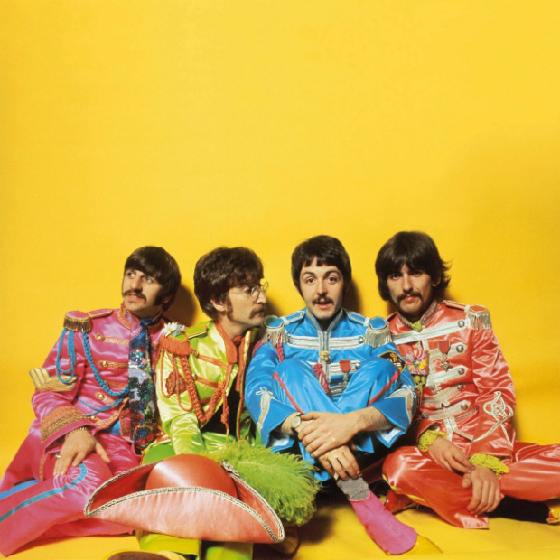 O quarteto de Liverpool em ensaio fotográfico para o encarte lendário disco 'Sgt. Pepper's Lonely Hearts Club Band