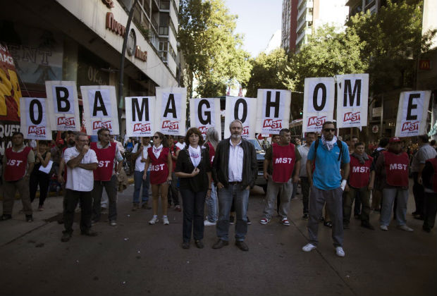 Manifestantes protestam contra a presen�a de Obama perto da Embaixada dos EUA