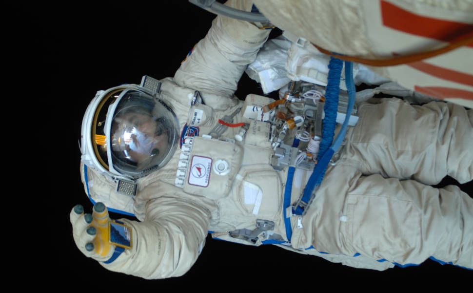 Cosmonauta em estação espacial internacional