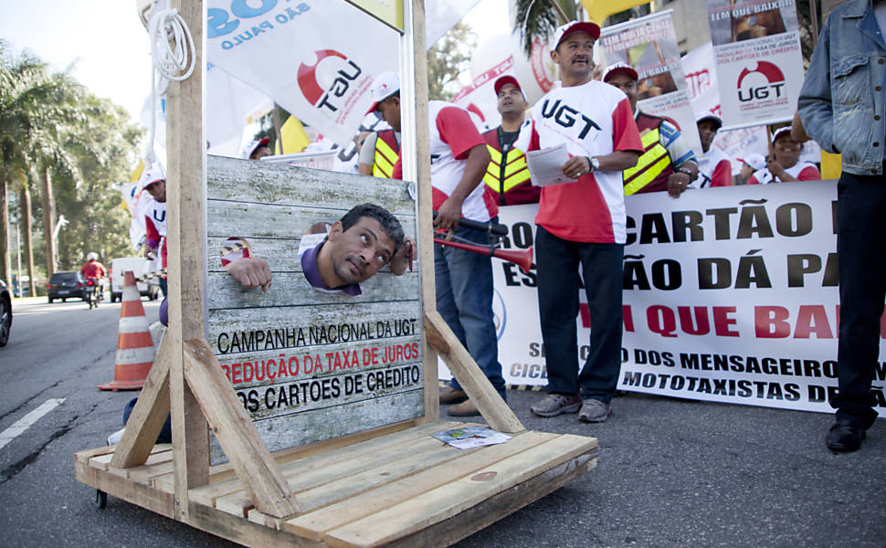 Protesto contra os juros do cartão de crédito