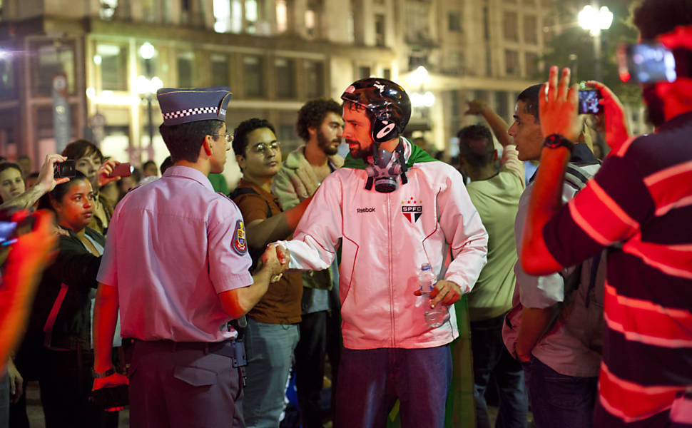 Manifestantes celebram a redução da tarifa