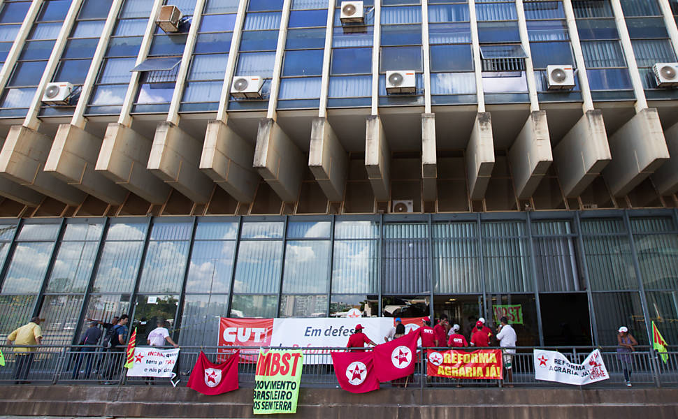 Manifestantes ocupam sede do Incra em Brasília