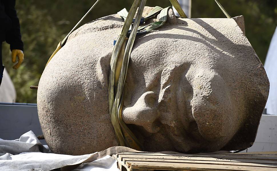 Estátua de Lênin escavada em Berlim