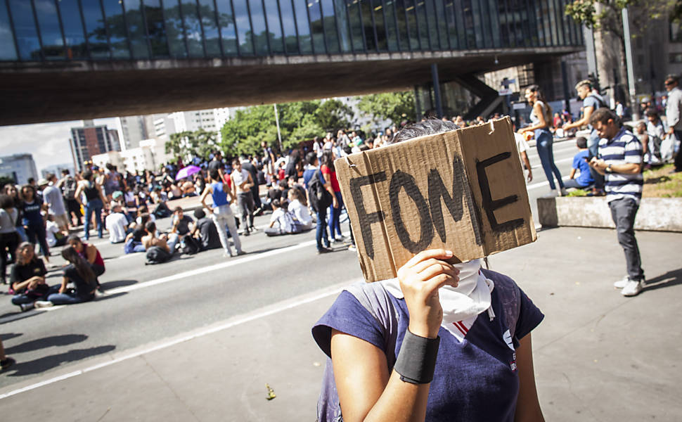 Estudantes ocupam a av. Paulista durante ato contra o governo Alckmin e a máfia da merenda, em frente ao Masp, em São Paulo