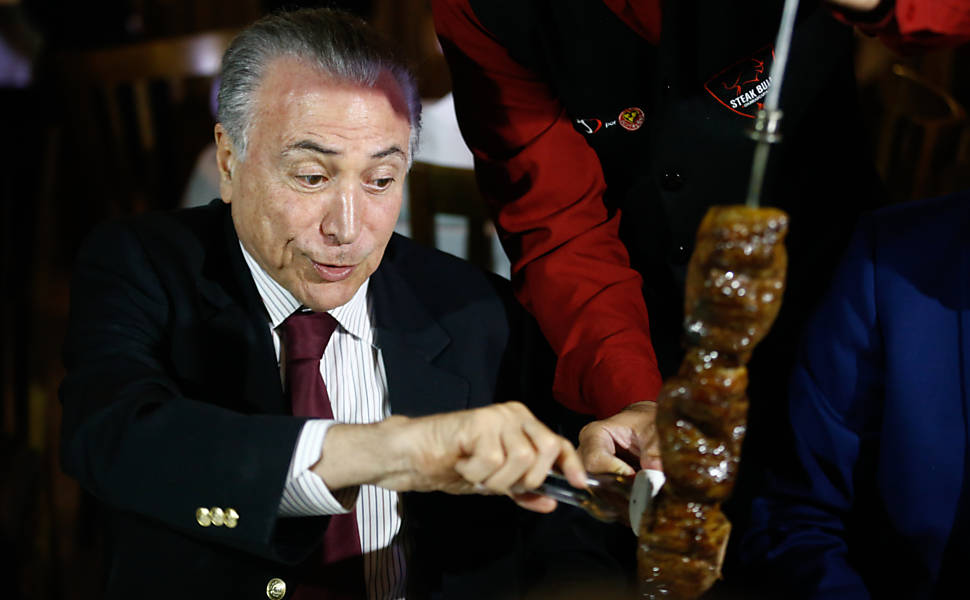 Temer vai à churrascaria