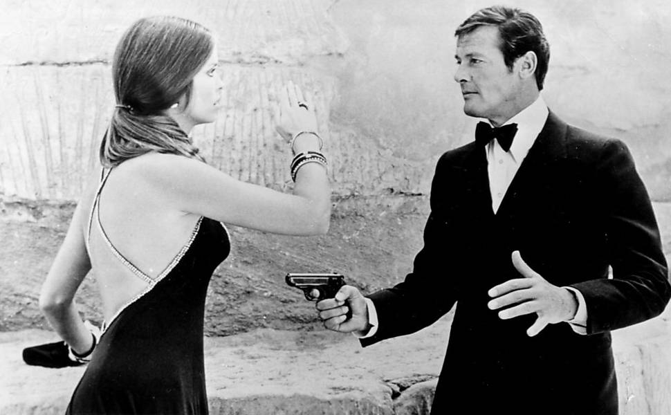 Roger Moore como James Bond