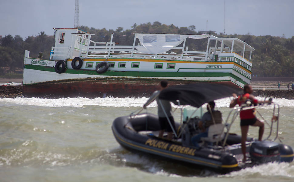Lancha naufraga na baía de Todos-os-Santos em 2017