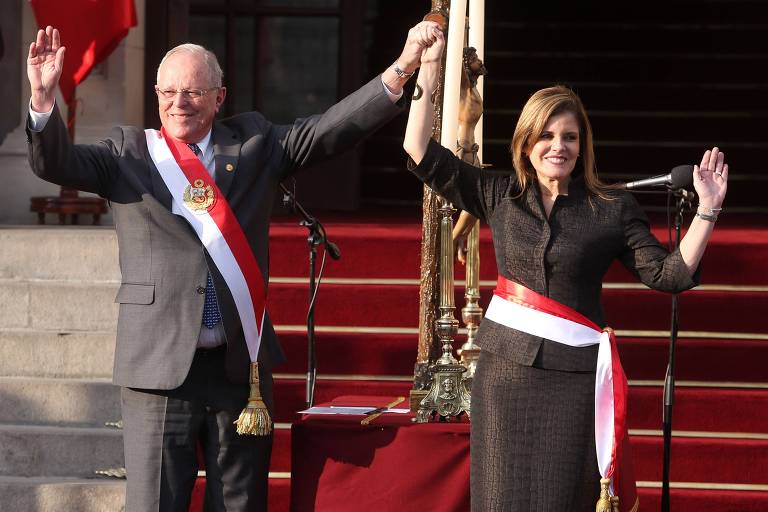 Peruvian President Pedro Pablo Kuczynski (L) and Vice President and congresswoman Mercedes Araoz, newly sworn in as the head of his ministerial team, wave to the crowd during a ceremony in the Presidential Palace in Lima on September 17, 2017. Kuczynski renewed the head of his ministerial team with Mercedes Araoz and five of 19 ministers, after Congress denied a vote of confidence to the previous team lead by Fernando Zavala. / AFP PHOTO / SILVIA OSHIRO