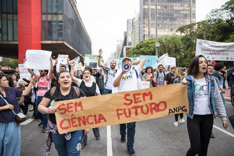 Manifestantes com cartazes durante a Marcha Pela Ciência, na Av. Paulista. Na faixa está escrito: "sem ciência, sem futuro"