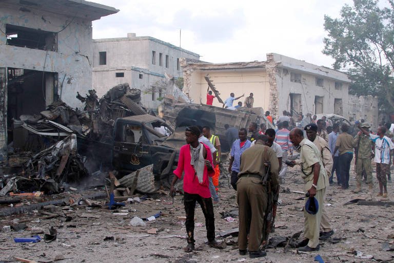 Detritos ap�s a explos�o em frente a hotel em Mogad�cio, Som�lia
