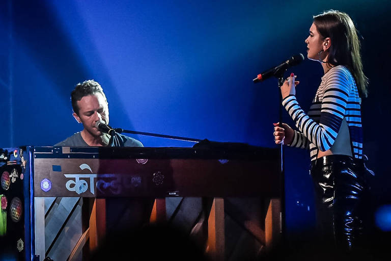 Dua Lipa é vista aos beijos com Chris Martin, da banda Coldplay, em festival britânico