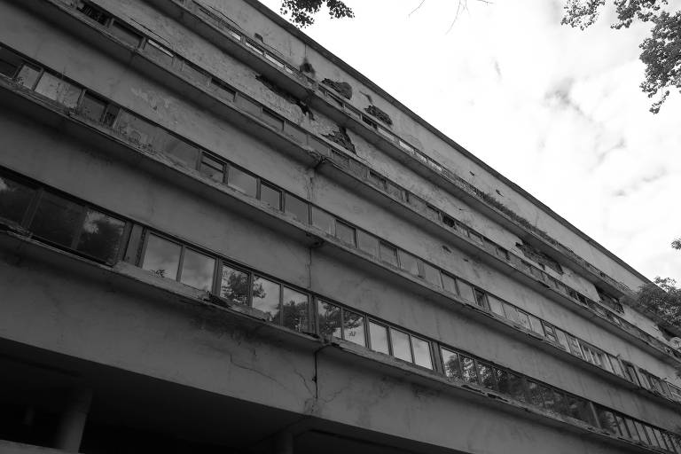 Fachada lateral do edifício Narkomfin (1928-30), ícone da arquitetura construtivista, em deterioração no centro de Moscou
