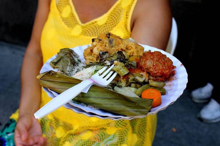 Com comida grátis, Banquetaço protesta contra fim de conselho no governo