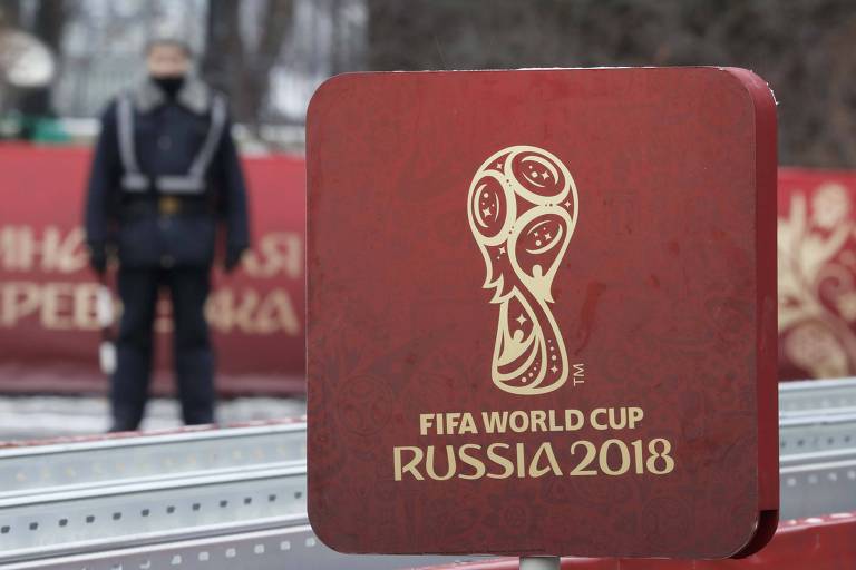 Logo da Copa em Moscou antes do sorteio dos grupos; para o Kremlin, Ocidente quer constranger o país antes do início do torneio 