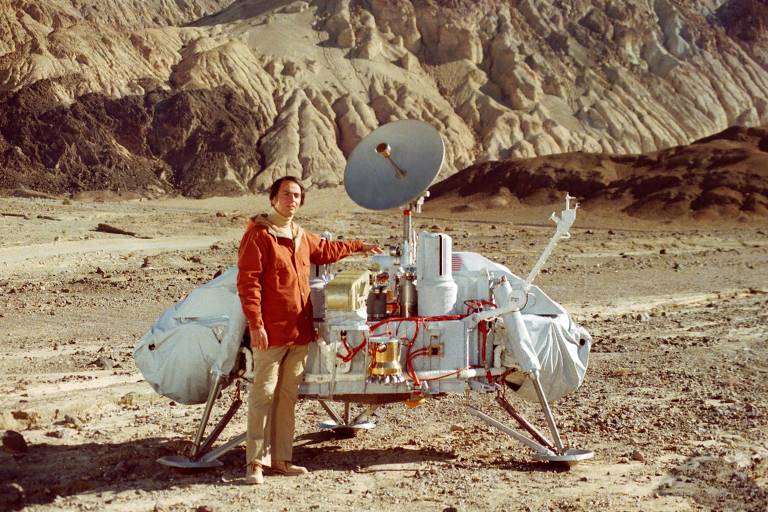 O astr�nomo Carl Sagan, com modelo da sonda Viking, da Nasa, nos Estados Unidos