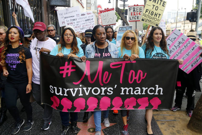 Participantes do movimento #MeToo durante manifestação em Los Angeles