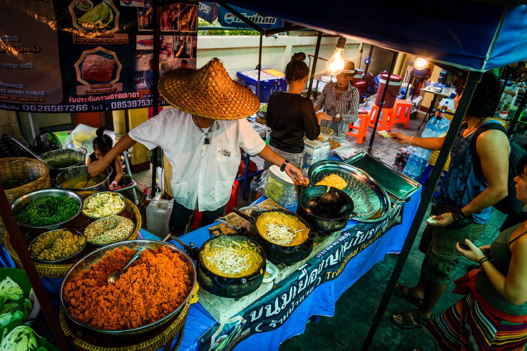 Tenda de comida em mercado de Bangkok, na Tailândia
