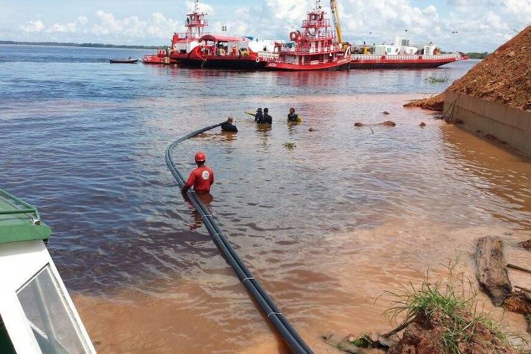 Cabos de fibra ótica, transportados por embarcação do Exército, são lançados no leito do rio Negro, no trecho de Manaus para Novo Airão, no Projeto Amazônia Conectada 