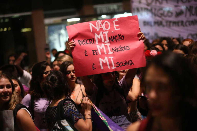 Manifestantes mulheres protestam contra o ass�dio sexual na avenida Paulista em 2016