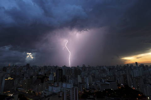 SÃO PAULO, SP, BRASIL, 09-02-2013: Vista geral da região do centro da cidade de São Paulo, em meio a temporal com fortes chuvas e raios após dia de forte calor, em São Paulo (SP). 
(Foto: Joel Silva/ Folhapress)