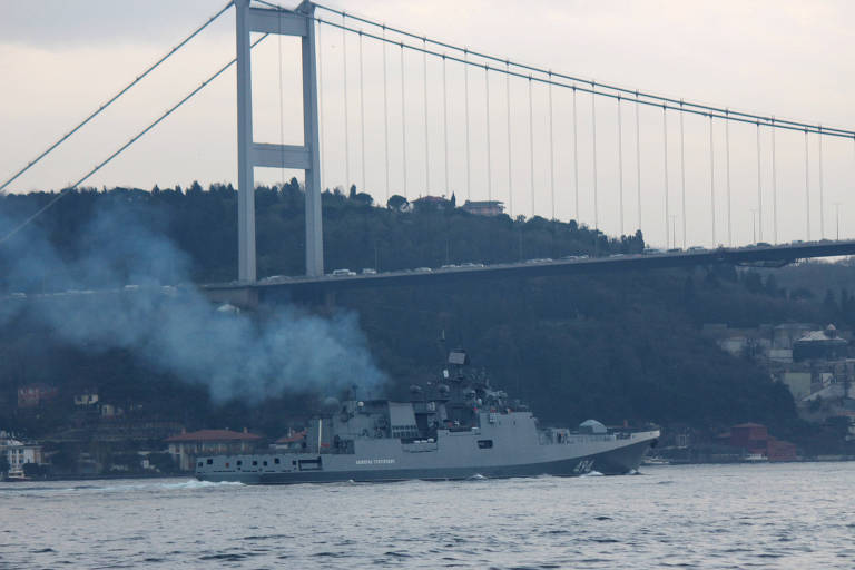 A fragata Almirante Grigorovich navega pelo estreito de Bósforo, em Istambul, para chegar ao Mediterrâneo