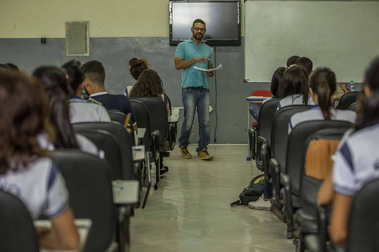 Foto do professor Lucivaldo Nascimento, de biologia, dando aula aos alunos do colégio estadual Milton Dortas, em Seregipe. A escola teve o melhor resultado do Enem 2016, considerando unidades de grande porte e que atendem os alunos mais pobres do pais. 