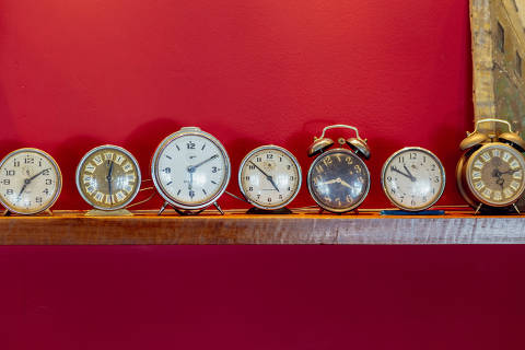 SÃO PAULO, SP, 08.02.2017 -  Relógios despertadores de diversos modelos são expostos em fileira na prateleira do restaurante Maripili, no bairro de Santo Amaro, em São Paulo (SP).   (Foto: Thays Bittar/Folhapress)