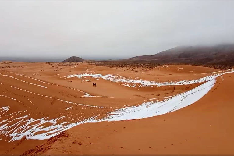 Dunas do deserto do Saara apareceram cobertas por neve