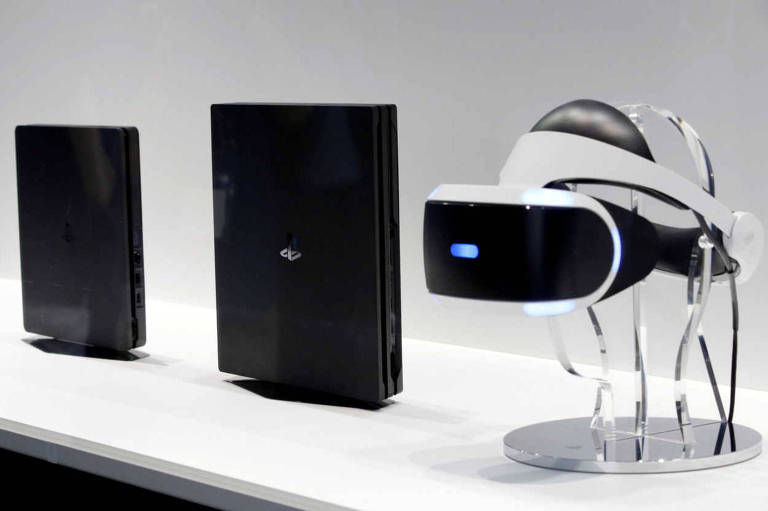 O PlayStation 4, PlayStation 4 Pro e o óculos de realidade virtual do Playstation na feira Tokyo Game Show, no Japão, em 2016