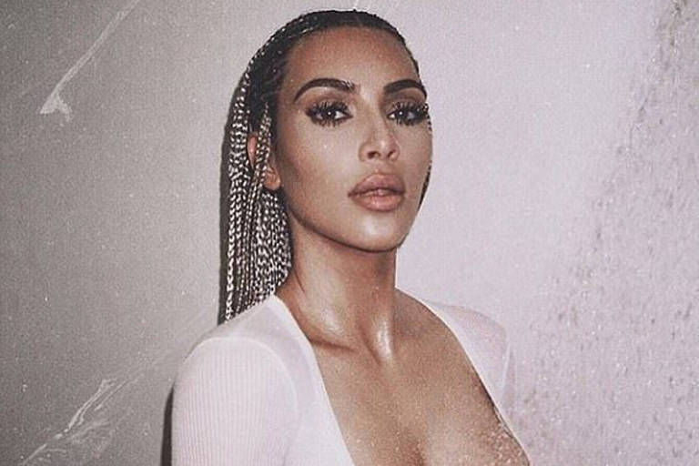 Kim Kardashian posa apenas de calcinha e é criticada por internautas