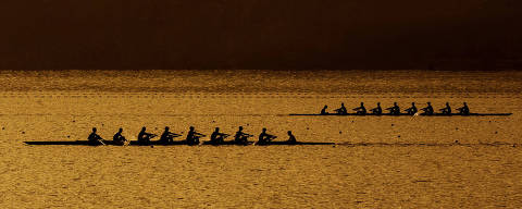 RIO DE JANEIRO, RJ, 02.08.2015: RIO-2016 - Atletas de remo treinam na Lagoa Rodrigo de Freitas, no Rio de Janeiro, no fim da tarde deste domingo (24). (Foto: Ana Carolina Fernandes/Folhapress)