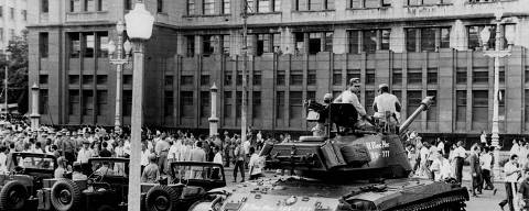 RIO DE JANEIRO, RJ, BRASIL, 13-03-1964: Tanques das Forças Armadas no comício do presiente João Goulart, na Central do Brasil que ficou conhecido como Comício da Central, no Rio de Janeiro (RJ). (Foto: CPDOCJB/Folhapress)