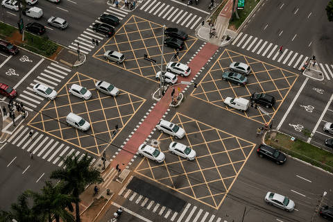 SAO PAULO - SP - 22.01.2018 - Especial Folha Mobilidade - Transito na avenida Brigadeiro Faria Lima e trafego de aeronaves na regiao do Itaim Bibi. FOTO: KEINY ANDRADE/FOLHAPRESS