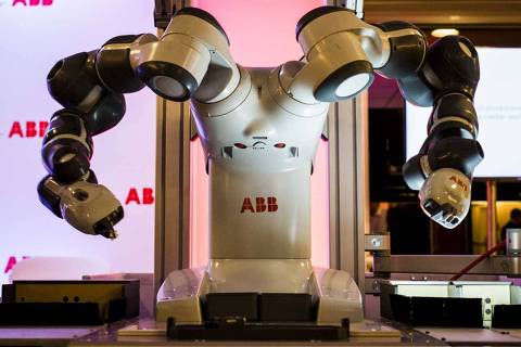 SAO PAULO- SP - BRASIL, 18-08-2015, 19h20: ROBO COLABORATIVO. Apresentacao do YUMI, o novo robo colaborativo da ABB. A diferenca dele para outros robos industriais, que precisam ficar cercados e sao perigosos para humanos e que ele pode trabalhar junto com os operarios.  (Foto: Adriano Vizoni/Folhapress, MERCADO) ***EXCLUSIVO FSP***