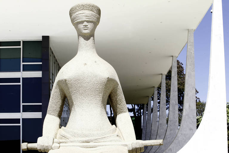 A estátua da Justiça em frente ao prédio do STF, em Brasília