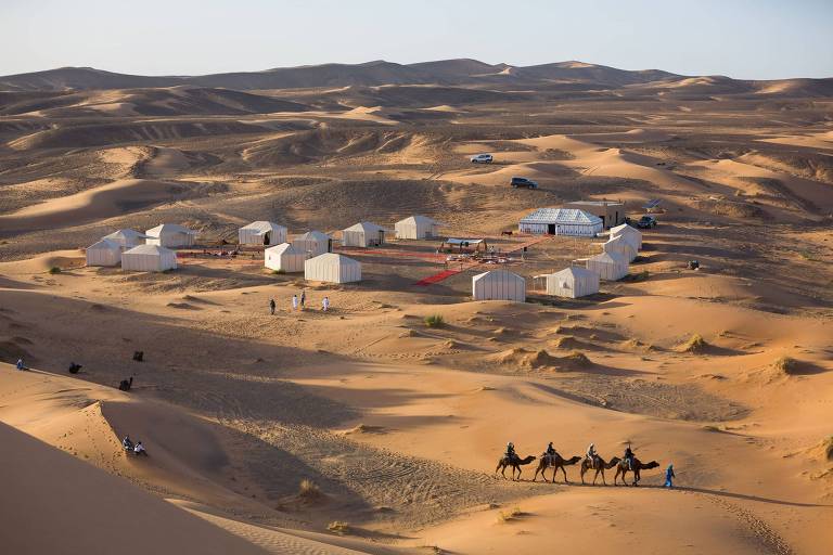 tendas em meio a deserto de areia 